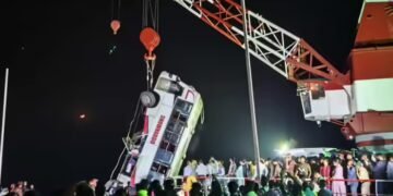 बांग्लादेश में बस के पद्मा नदी में गिरने से 18 लोगों की मौत, कई लापता, सर्च और रेस्क्यू ऑपरेशन जारी