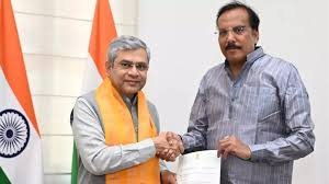 मऊ में अंडरपास को लेकर छिड़ा सियासी घमासान, श्रेय लेने की होड़ में आमने-सामने आए सांसद और मंत्री