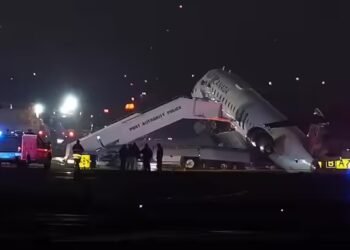 ‘प्लीज रूको’,न्यूयॉर्क एयरपोर्ट पर एयर कनाडा के विमान की ट्रक से टक्कर, ATC की घबराहट ऑडियो में कैद