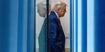 ईरान युद्ध पर अपने ही घर में बुरी तरह घिरे ट्रंप, टूट रहा सपना, कहीं एक और इराक न बन जाए ईरान