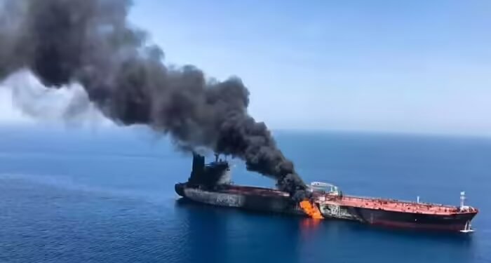 फारस की खाड़ी में जहाजों के लिए डर ही डर! बीमा कंपनियों ने पीछे खींचे हाथ, क्या तेल की कीमतें आसमान छूएंगी?