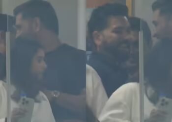 इधर चल रहा था भारत-इंग्लैंड का मैच, उधर स्टैंड्स में मिले रोहित-धोनी, एक दूसरे को लगाया गले