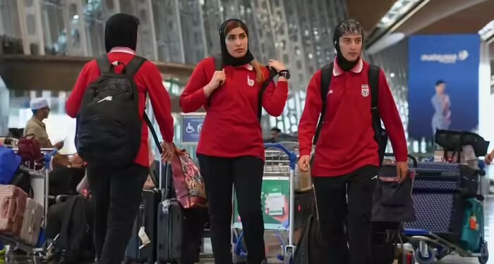 रेसलर को तो दे दी मौत महिला फुटबॉलरों का क्या होगा? एशियन चैंपियनशिप में नहीं गाया था ईरान का राष्ट्रगान, कल ही लौटीं स्वदेश