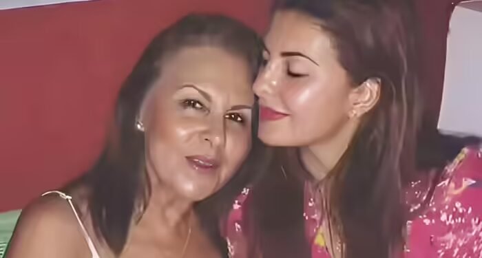 Jacqueline Fernandez ने गंगा में विसर्जित कीं मां की अस्थियां, काशी में बोलीं- मुझे सनातन धर्म पसंद है
