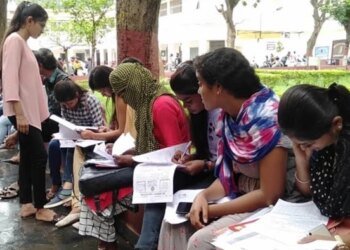 हिंदी में इंजीनियरिंग पढ़ाने की राह मुश्किल, ‘तकनीकी’ पेंच में फंसा माध्यम, MP में 3 साल में महज 313 छात्र ही मिले