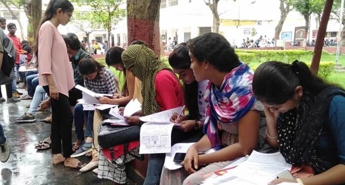 हिंदी में इंजीनियरिंग पढ़ाने की राह मुश्किल, ‘तकनीकी’ पेंच में फंसा माध्यम, MP में 3 साल में महज 313 छात्र ही मिले