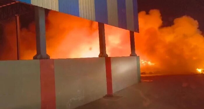 भोपाल में कचरा ट्रांसफर स्टेशन में लगी भीषण आग, काबू पाने में लग गए 10 घंटे; दहशत में रातभर सो नहीं पाए लोग