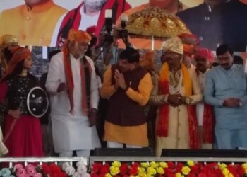 शेर गुफा में है तो मक्खियां भी काट रहीं हैं, हुंकार भरोगे तो राज करने के लिए खाली हो जाएगा पूरा जंगल: उमा भारती