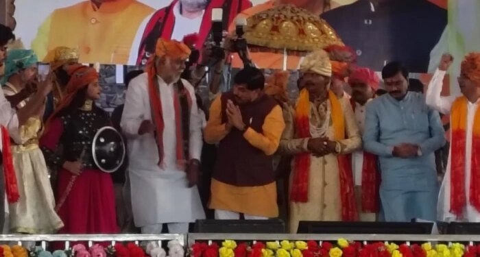 शेर गुफा में है तो मक्खियां भी काट रहीं हैं, हुंकार भरोगे तो राज करने के लिए खाली हो जाएगा पूरा जंगल: उमा भारती