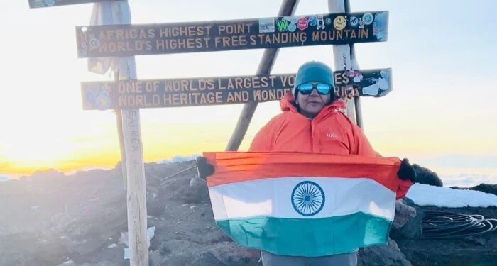 भोपाल की ‘सुपर वुमन’ सुनीता सिंह का कमाल, 56 साल की उम्र में माउंट किलिमंजारो की चोटी फतह कर रचा इतिहास