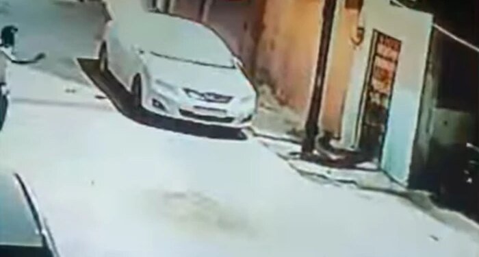 भोपाल के कोलार में सिरफिरे युवक का तांडव, शादी में नहीं बुलाया तो जला दी कार, वीडियो वायरल