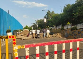 भोपाल नगर निगम की ‘कछुआ चाल’, 30 घंटे बाद भी नहीं सुधरी लोक भवन के पास फूटी पाइपलाइन, पानी के लिए लोग परेशान