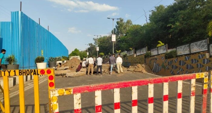 भोपाल नगर निगम की ‘कछुआ चाल’, 30 घंटे बाद भी नहीं सुधरी लोक भवन के पास फूटी पाइपलाइन, पानी के लिए लोग परेशान