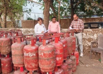 भोपाल में LPG कस्टमर्स के साथ बड़ा ‘धोखा’, ट्रक में मिले बिना सील के सिलिंडर, 27 में तीन KG गैस कम