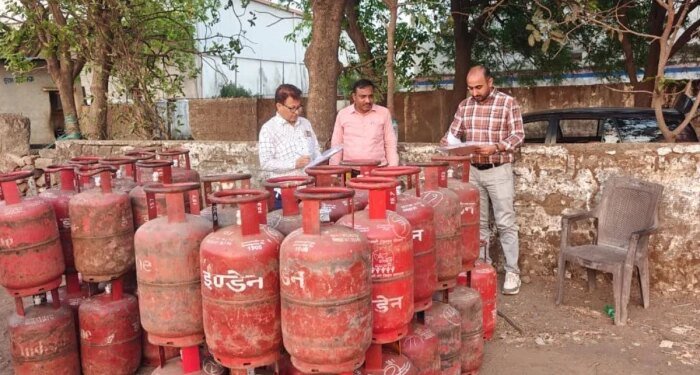 भोपाल में LPG कस्टमर्स के साथ बड़ा ‘धोखा’, ट्रक में मिले बिना सील के सिलिंडर, 27 में तीन KG गैस कम
