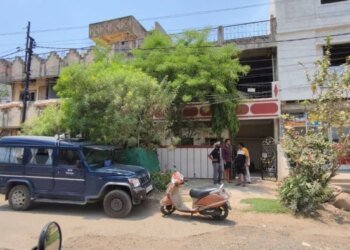 घर में घुसकर पुलिसकर्मी की मां का सिर फोड़ा, गहने लूटकर फरार, चुनाव ड्यूटी में पश्चिम बंगाल गया था बेटा