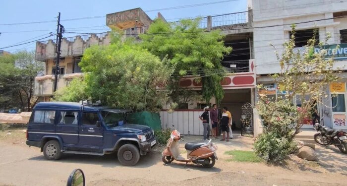 घर में घुसकर पुलिसकर्मी की मां का सिर फोड़ा, गहने लूटकर फरार, चुनाव ड्यूटी में पश्चिम बंगाल गया था बेटा