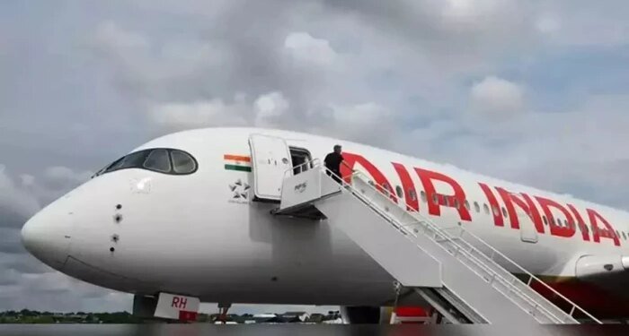 भोपाल से दिल्ली जा रही Air India फ्लाइट में मेडिकल इमरजेंसी: यात्रियों की बिगड़ी तबीयत, रनवे से लौटा विमान