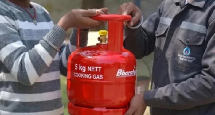 संकटमोचन बना 5 KG एलपीजी सिलिंडर, श्रमिकों सहित सभी के लिए 1150 रुपये में उपलब्ध, लाइन लगाने की जरूरत नहीं