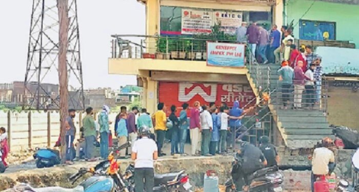 भोपाल में गैस एजेंसियों के संचालकों की मनमर्जी, बुकिंग करने के 10 दिन बाद भी कस्टमर परेशान, कलेक्टर से कर दी शिकायत