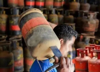 भोपाल में गैस कालाबाजारी पर ‘कलेक्टर’ का एक्शन, 12 से ज्यादा इलाकों में प्रशासन की दबिश; रविवार को बाजार बंद होने से खाली हाथ लौटी टीम