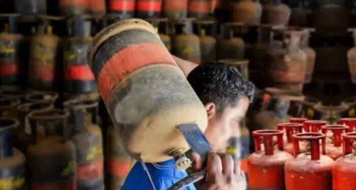 भोपाल में गैस कालाबाजारी पर ‘कलेक्टर’ का एक्शन, 12 से ज्यादा इलाकों में प्रशासन की दबिश; रविवार को बाजार बंद होने से खाली हाथ लौटी टीम