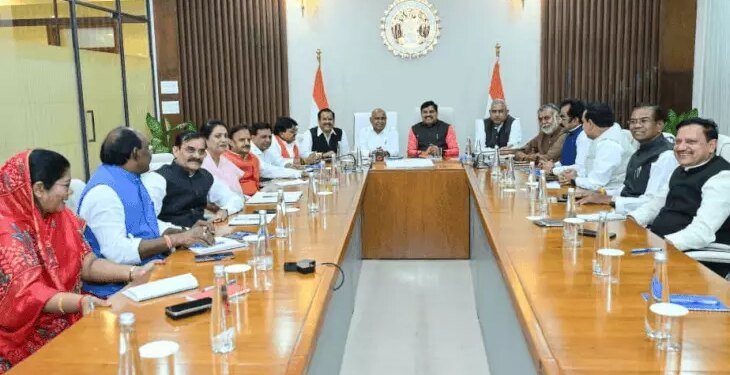 सीएम हाउस में हुई बीजेपी कोर ग्रुप की पहली बैठक:देर से पहुंचे विजयवर्गीय, शिवराज को छोड़कर डेढ़ दर्जन दिग्गज रहे मौजूद