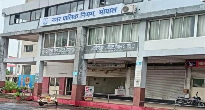 भोपाल नगर निगम के नए दफ्तर जा रहे हैं तो घर से पानी लेकर निकलें, कर्मचारियों-जनता के लिए अब लगेंगे वाटर कूलर