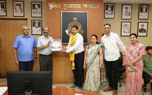 पुलिस मुख्यालय परिवार द्वारा नौसेवानिवृत्‍त कर्मचारियों को भावभीनी विदाई