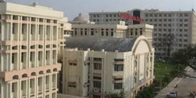 भोपाल: GMC के डॉक्टरों का ‘पेन डाउन’ आंदोलन, सीधी भर्ती के विरोध में एक घंटे ठप रहा काम