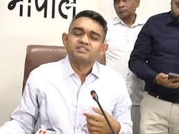 ज्वाइनिंग के बाद फिल्ड में उतरे कलेक्टर:बैरागढ़ तहसील पहुंचे, रिकॉर्ड देखा