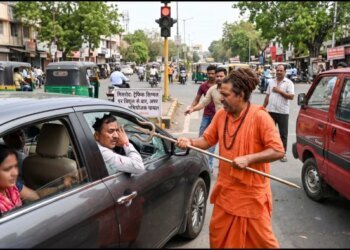 सामने रोकी कार तो भड़का साधू, एडिशनल पब्लिक प्रोसीक्यूटर पर किया त्रिशूल से हमला, अधिकारी लहुलूहान