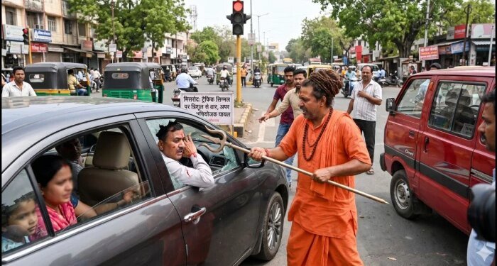 सामने रोकी कार तो भड़का साधू, एडिशनल पब्लिक प्रोसीक्यूटर पर किया त्रिशूल से हमला, अधिकारी लहुलूहान