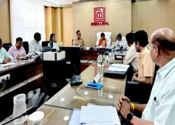 श्रमिक वर्ग कल्याण के लिये बहुमंजिला एलआईजी और ईडब्ल्यूएस आवास निर्मित करें : मंत्री विजयवर्गीय