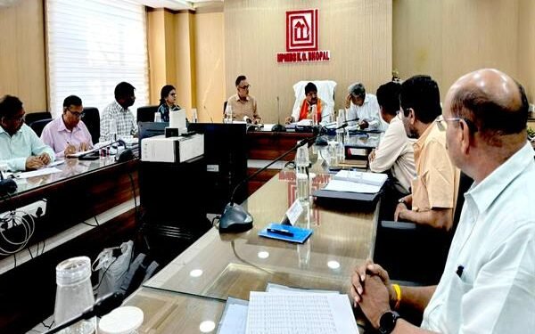 श्रमिक वर्ग कल्याण के लिये बहुमंजिला एलआईजी और ईडब्ल्यूएस आवास निर्मित करें : मंत्री विजयवर्गीय