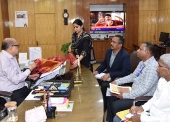 राज्यपाल ने कोसा वस्त्रों के नवाचार और बुनकरों के आर्थिक सशक्तिकरण पर दिया जोर