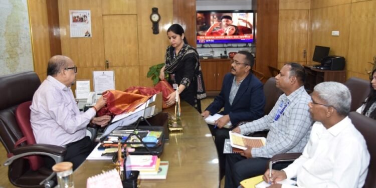 राज्यपाल ने कोसा वस्त्रों के नवाचार और बुनकरों के आर्थिक सशक्तिकरण पर दिया जोर