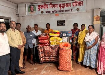 पीएनबी ने कुलदीप निगम वृद्धाश्रम में किया अन्नदान