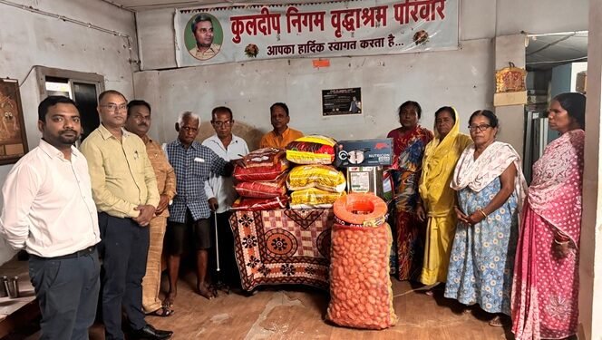 पीएनबी ने कुलदीप निगम वृद्धाश्रम में किया अन्नदान