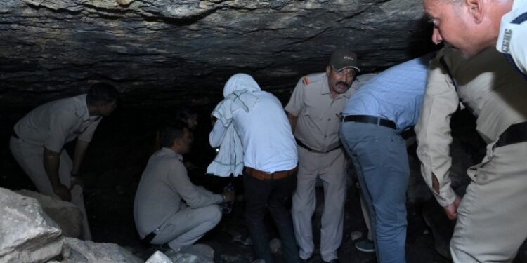 सुरंग में अवैध कोयला खनन, ब्लास्टिंग कर बंद करने के निर्देश