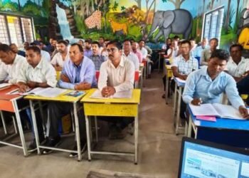 प्रगणकों को फील्ड ट्रेनरों द्वारा दिया जा रहा प्रशिक्षण, 1 मई से शुरू होगा डिजिटल डेटा संग्रह