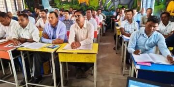 प्रगणकों को फील्ड ट्रेनरों द्वारा दिया जा रहा प्रशिक्षण, 1 मई से शुरू होगा डिजिटल डेटा संग्रह