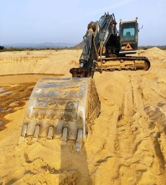 अवैध रेत उत्खनन पर कार्रवाईः चैन माउंट मशीन जब्त, कलेक्टर के निर्देश पर कार्रवाई तेज
