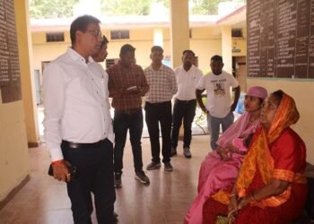 कलेक्टर ने नगरपालिका व पीएचई कार्यालय का किया औचक निरीक्षण