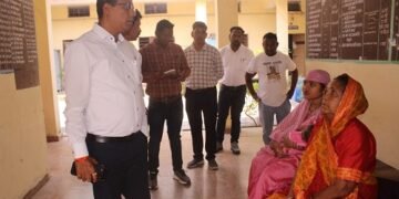 कलेक्टर ने नगरपालिका व पीएचई कार्यालय का किया औचक निरीक्षण