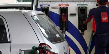 लोग सुबह पेट्रोल-पंपों में पहुंचे तब पता-चला कीमत बढ़ गई