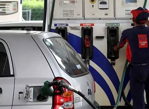 लोग सुबह पेट्रोल-पंपों में पहुंचे तब पता-चला कीमत बढ़ गई