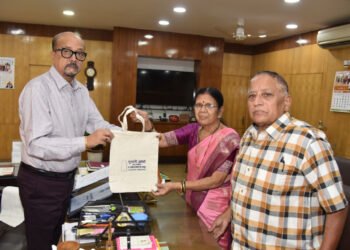 राज्यपाल डेका से नो प्लास्टिक कैंपेन की ब्रांड एंबेसडर श्रीमती आप्टे ने की मुलाकात