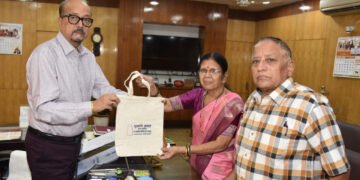 राज्यपाल डेका से नो प्लास्टिक कैंपेन की ब्रांड एंबेसडर श्रीमती आप्टे ने की मुलाकात