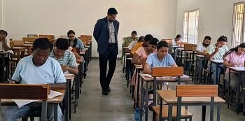 कलेक्टर ने विभिन्न परीक्षा केंद्रों का औचक निरीक्षण कर व्यवस्थाओं का लिया जायजा